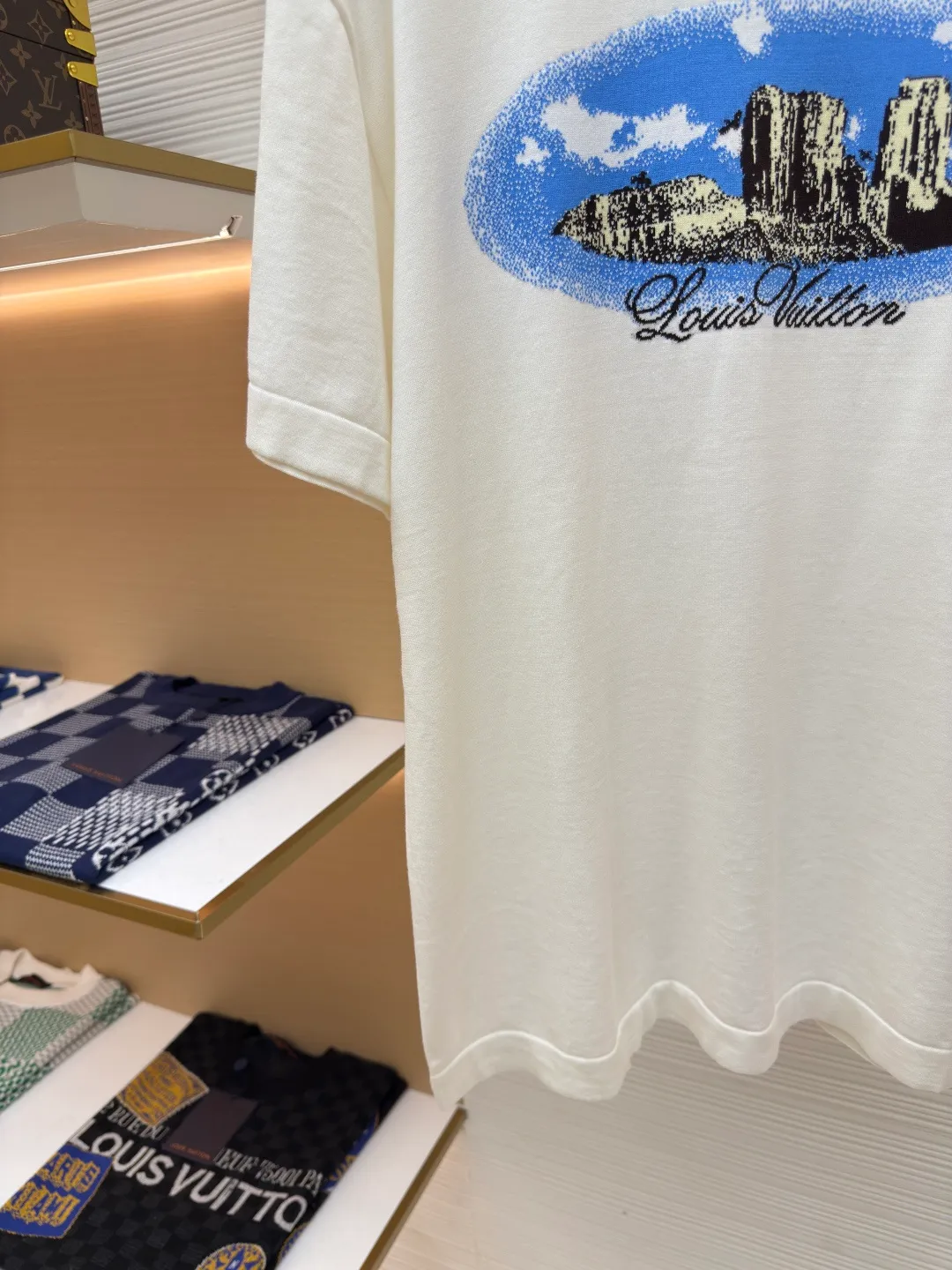LOUIS VUITTON Kojima jacquard woolen T-shirt ●Authentic product: 10700 purchased and developed ●Item number: 1680272-A65 ●Fabric: combed cotton fabric ●Technology: jacquard production ●Version: fitted version ●Weight: about 240 grams ●Size: XS-S-M-L ●Description: Knitted using an ultra-fine 16-needle computerized flat knitting machine. The patterns are drawn manually by experienced painters. Each stitch is highlighted in detail. Each stitch is exactly the same as the original. The width and height of the pattern are 98%. The wool is dyed and dyed using 101/2 fully combed cotton. The color is 99% similar to ordinary cotton in the market. Comparing the yarn version, our 101/2 count fully combed cotton has a more delicate texture, and the fiber of the raw material reaches 25-35 mm, which makes the woven fabric more delicate, and the clothes are not easy to wrinkle, and the anti-pilling can reach level 4-5; on the contrary, clothes made of ordinary cotton yarn are easy to wrinkle, and will have wrinkles after being worn once, and will pill after being used a few times. The overall wiring is straight and delicate, the fabric is comfortable and soft, and the color is consistent without color difference. It can be matched with the same style to create a fashionable look and control various occasions. Customized accessories, complete with three standards, same style for men and women!